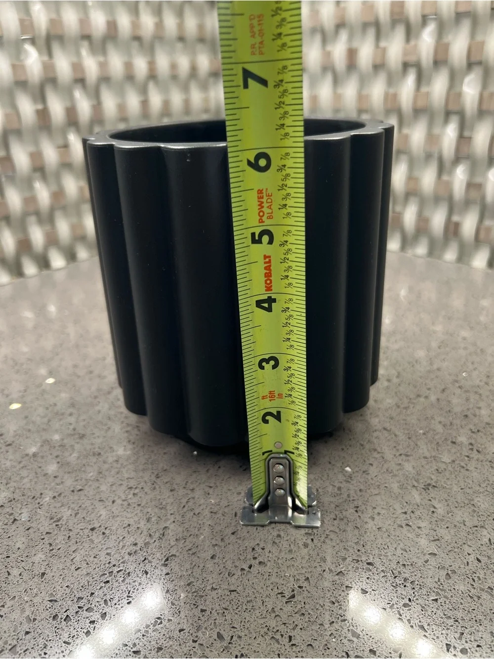 Plastic flower pot like new